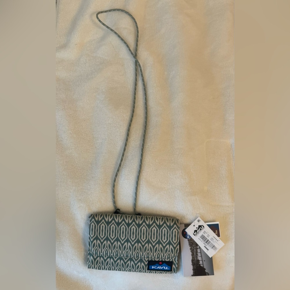 Kavu Islamorada Patterned Crossbody Bi Fold Wallet - New with tags